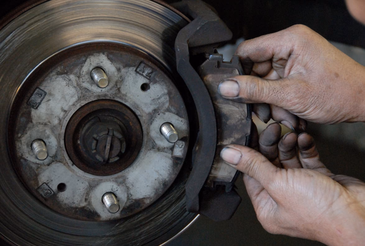 ¿Qué esperar después de instalar pastillas de freno nuevas?