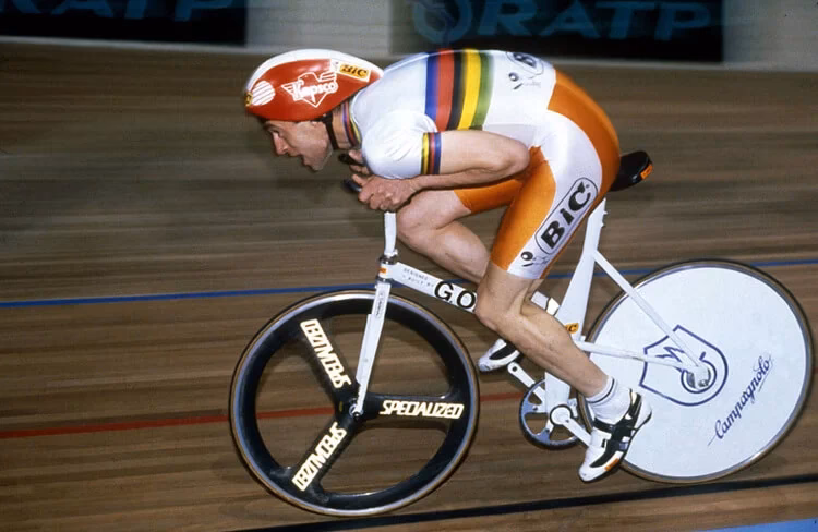 ¿Qué velocidad alcanzan los ciclistas en el velódromo?