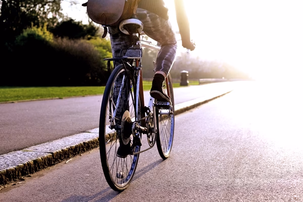 ¿Qué significa el dicho hacer la bicicleta?