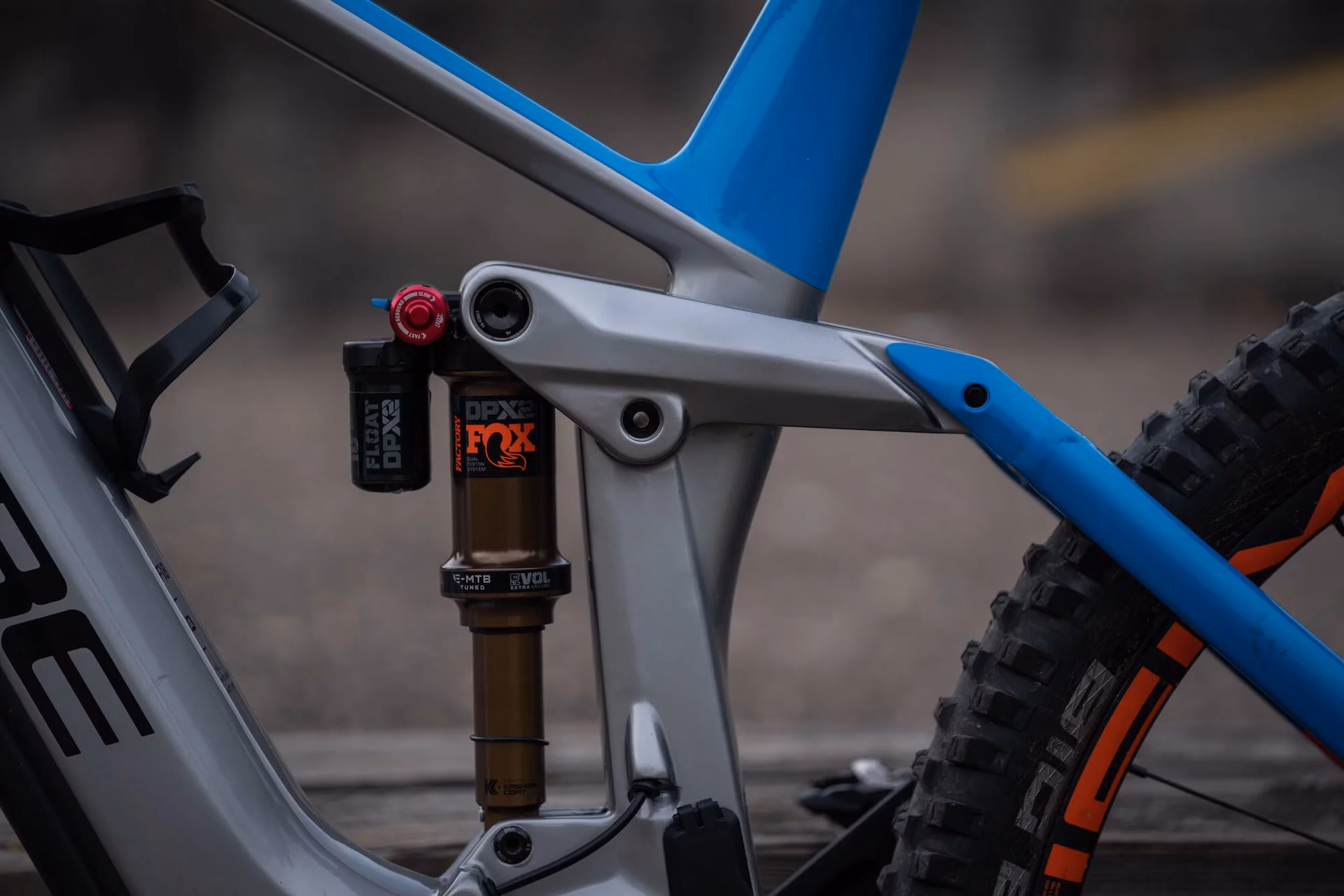 ¿Es más importante la suspensión delantera o trasera en una bicicleta?