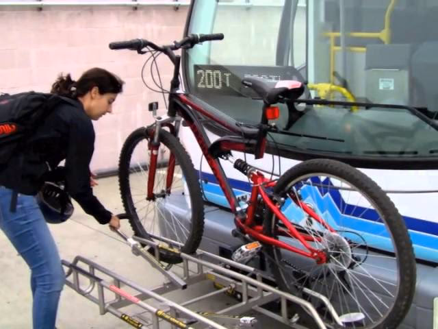 ¿Se permiten bicicletas en el transporte sobre tierra?