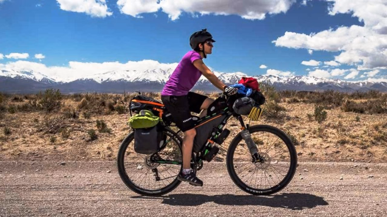 ¿Argentino recorre el mundo en bicicleta?