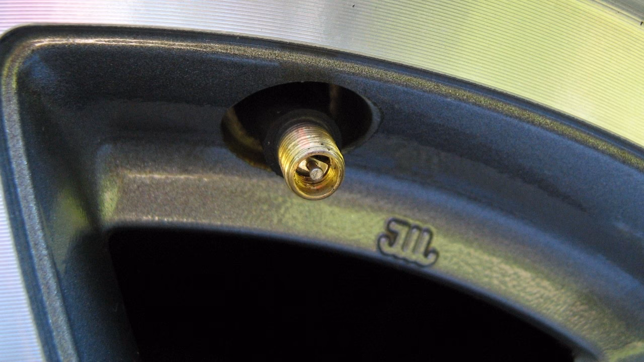 ¿Por qué mi neumático pierde aire por la válvula?