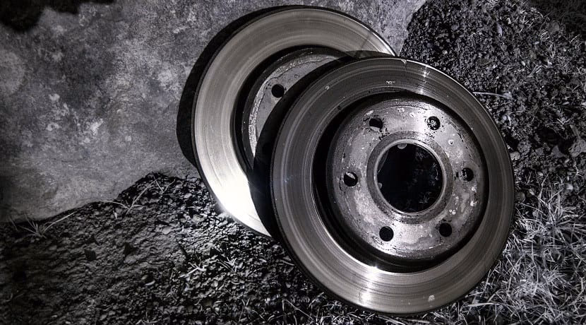 ¿Cómo arreglar la vibración de los frenos después de colocar pastillas nuevas?