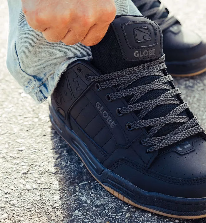 What is the difference between zapatos and zapatillas?