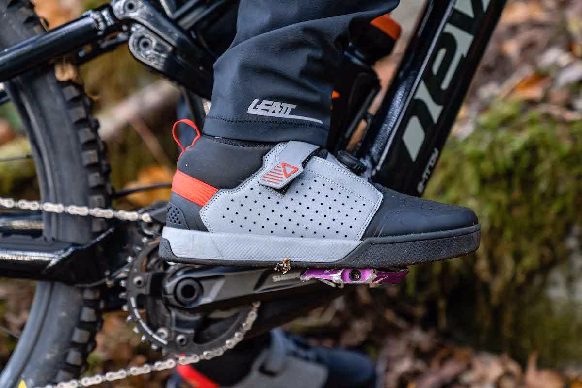 ¿Los zapatos de ciclismo se adaptan a todos los pedales?