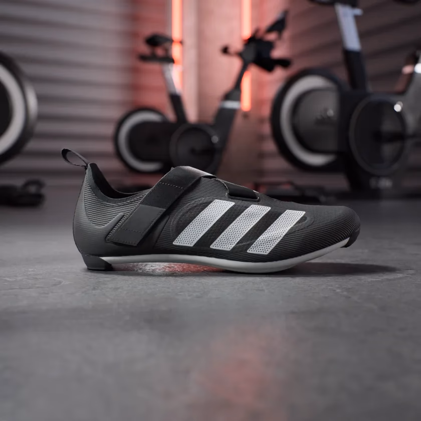 ¿Qué tipo de calzado debo usar para practicar ciclismo indoor?